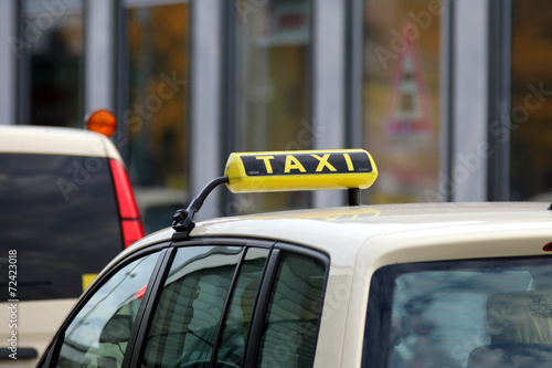 Freies Taxi, Taxischild auf Dach am Bahnhof