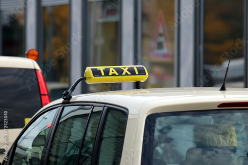 Taxi frei, Leuchtendes Taxischild auf Dach, Bahnh.