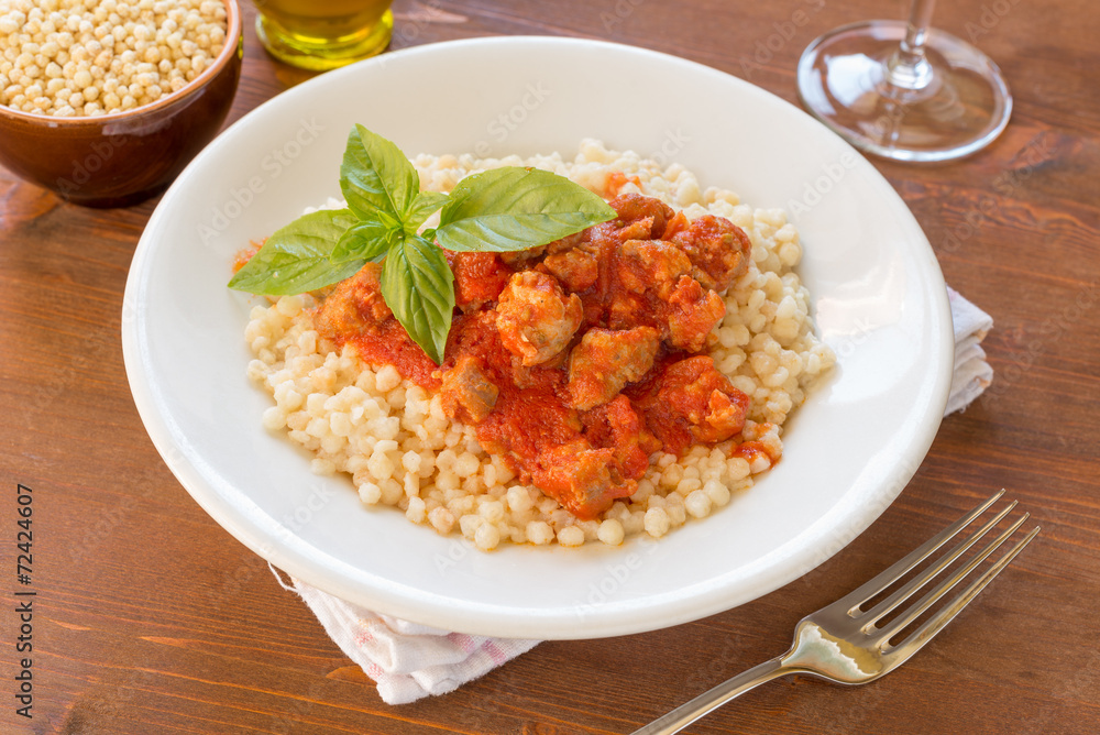 Fregola con sugo e salsiccia fresca, cucina sarda Fregola con sugo e salsiccia fresca, cucina sarda