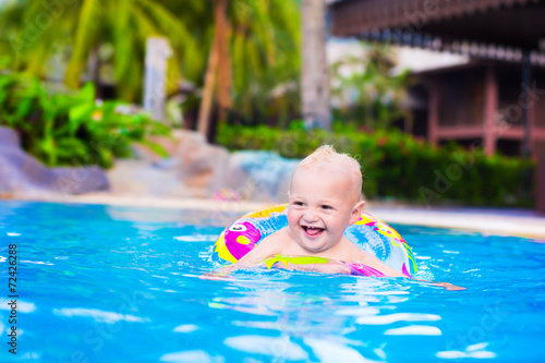 Baby in a swimming pool © famveldman