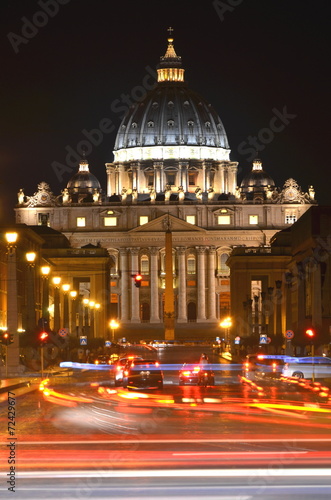 Bazylika św. Piotra nocą w Rzymie   © Darios