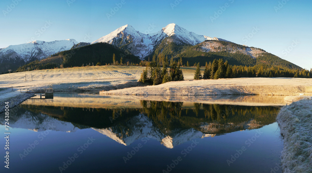 Obraz premium Autumn mountains with reflection in lake