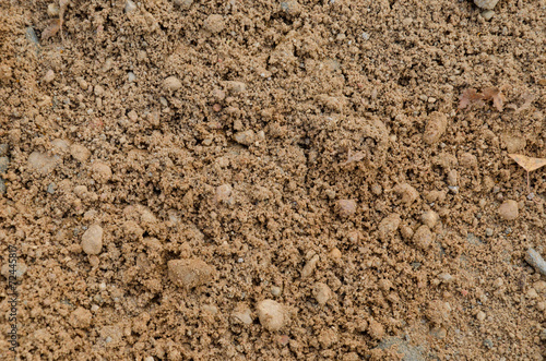 Песок с крупными камнями