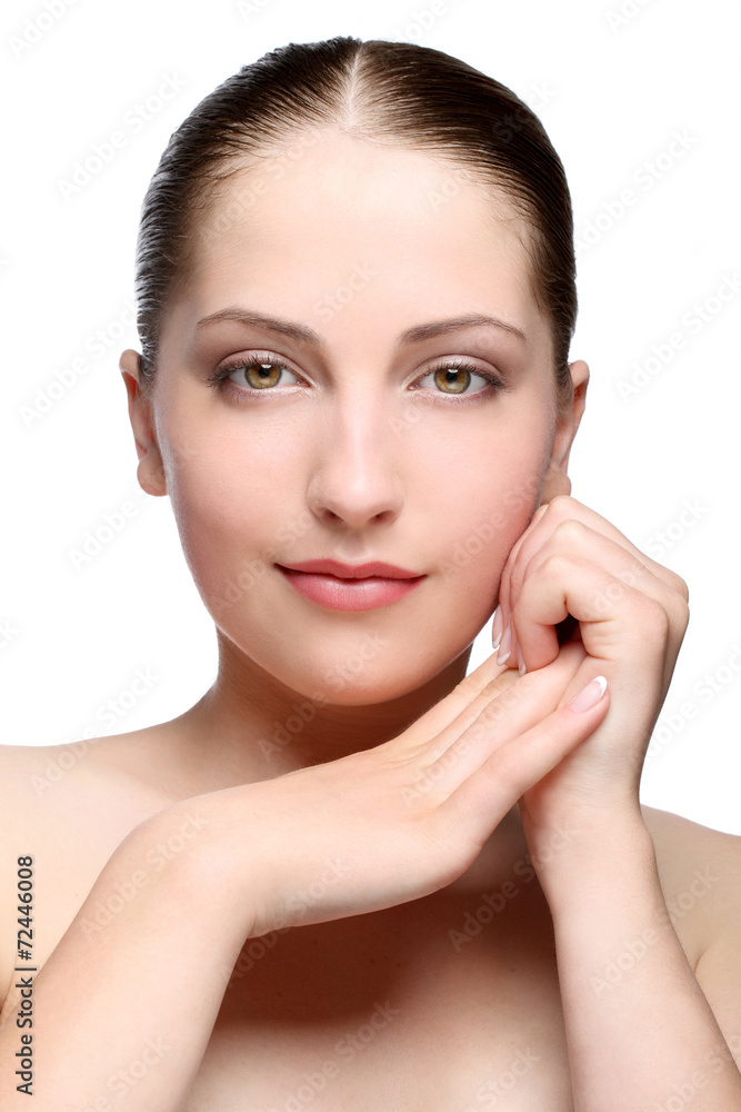 Портрет молодой девушки на белом фоне с руками у лица