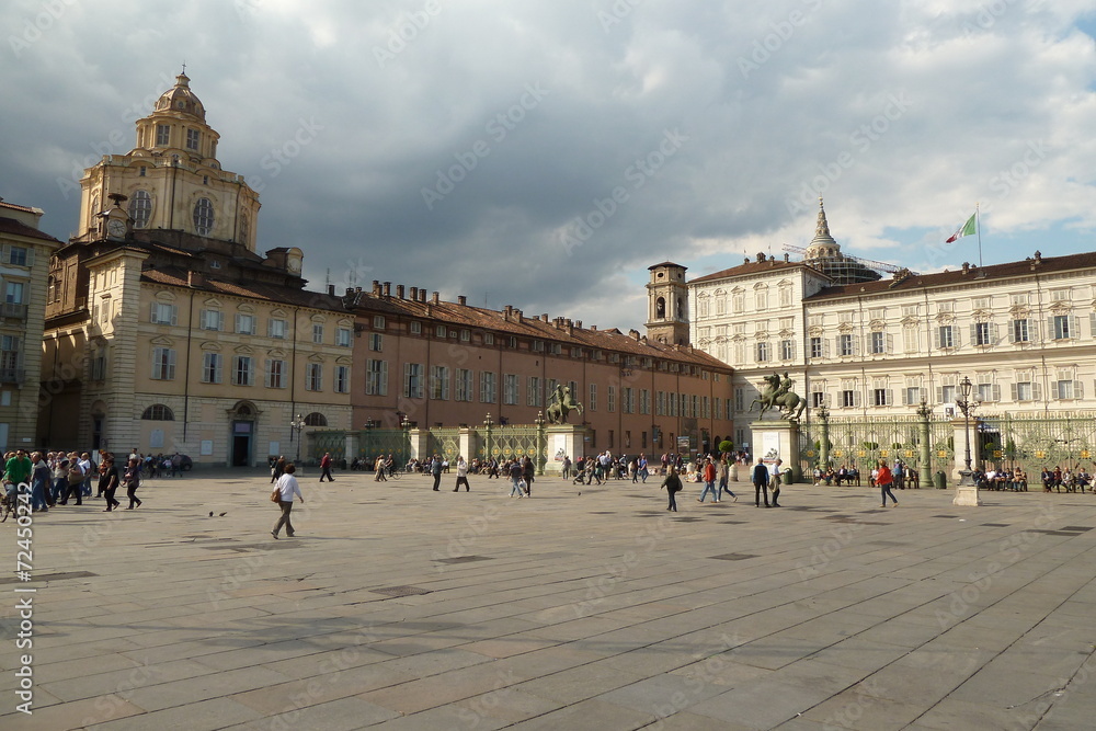 Domenica a spasso in piazza Castello a Torino