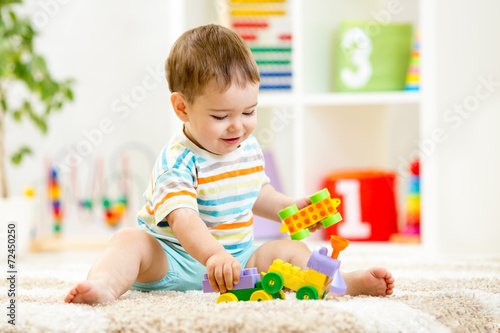 kid playing with building b...
