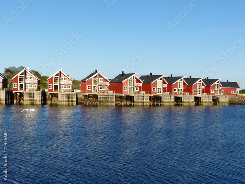 Maisons en bois sur pilotis au port de Svolvaer