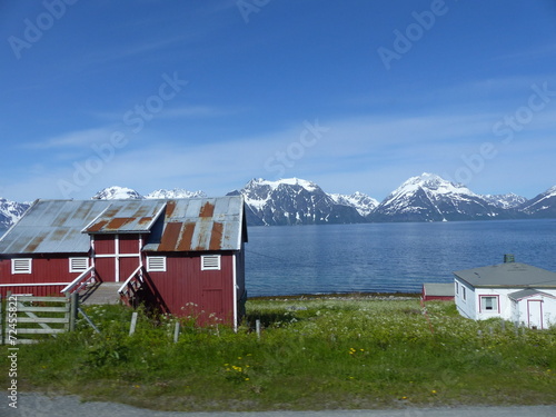 Maison en bois face au fjord Porsangerfjord photo