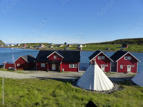 Schilderij op canvas Maisons bois et tente Sami à l'île de Mageroy en Norvège