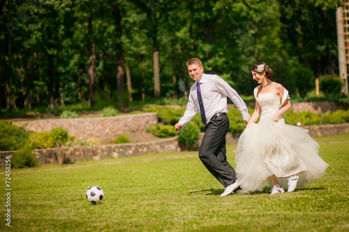 Fotografía beautiful the couple in wedding day playing football