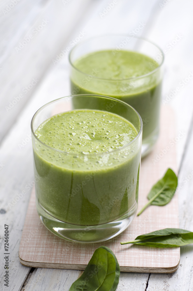 Grüner Smoothie mit Spinat und Obst Grüner Smoothie mit Spinat und Obst