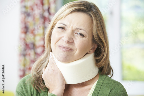 Foto Woman Wearing Surgical Collar In Pain