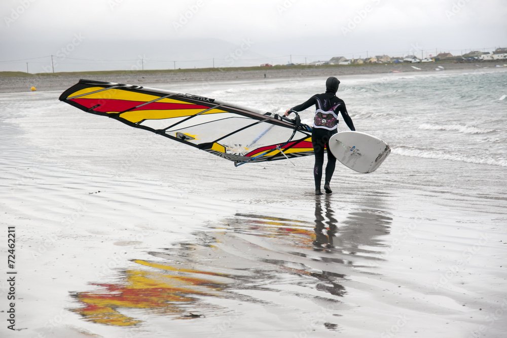 Naklejka premium lone Atlantic windsurfer getting ready to surf