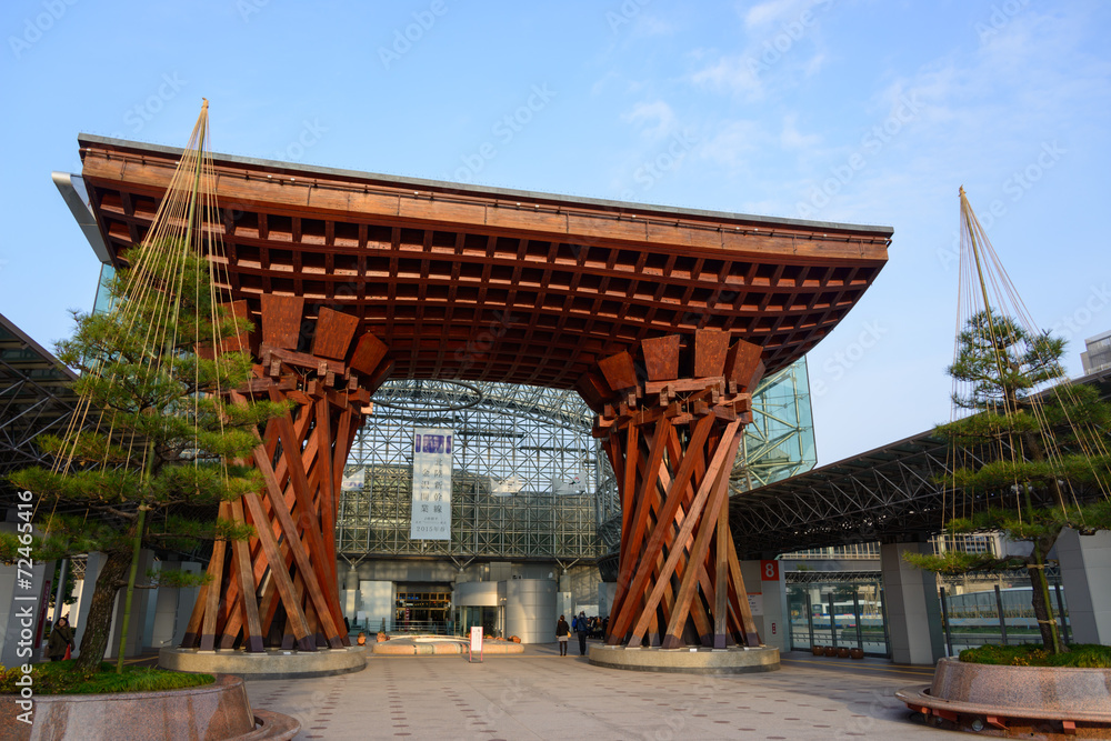 Fototapeta premium Tsuzumi-mon (drewniana brama) na stacji kolejowej Kanazawa