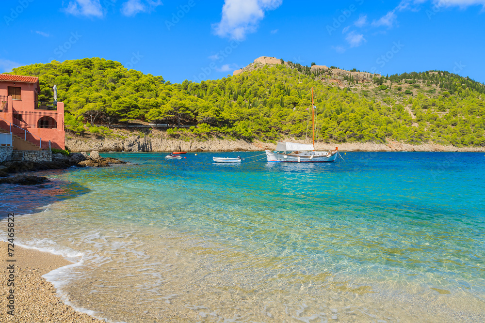 Obraz premium Piękna plaża w miejscowości Assos na wyspie Kefalonia, Grecja
