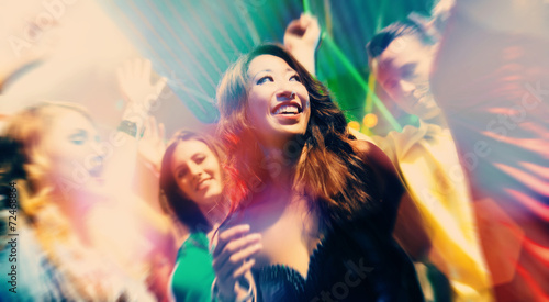 Leute bei Party in Disco Club tanzen und feiern