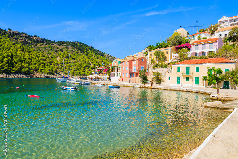 Obraz premium Beautiful beach in Assos village on coast of Kefalonia island