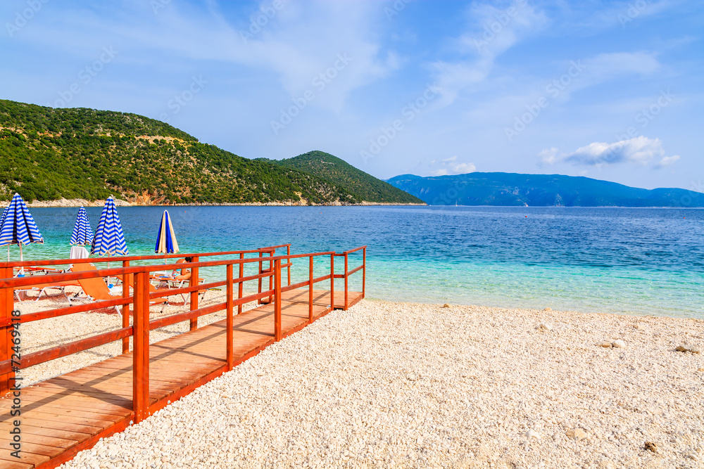 Fototapeta premium Drewniany chodnik na piękną plażę Antisamos na wyspie Kefalonia