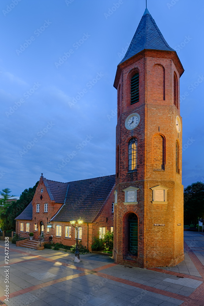 Glockenturm Wyk Föhr beleuchtet