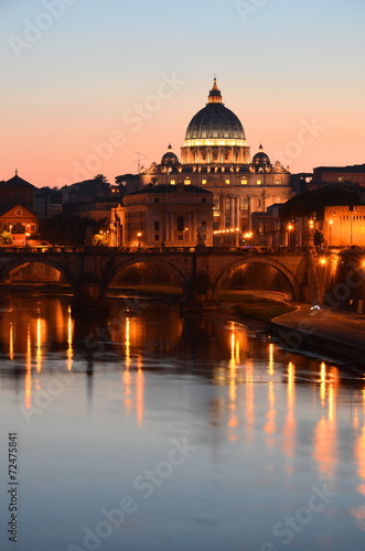 Malowniczy widok bazyliki św. Piotra nad Tybrem w Rzymie  