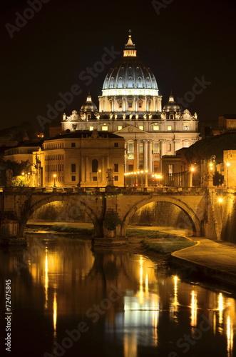 Malowniczy widok bazyliki św. Piotra nad Tybrem w Rzymie   #72475845