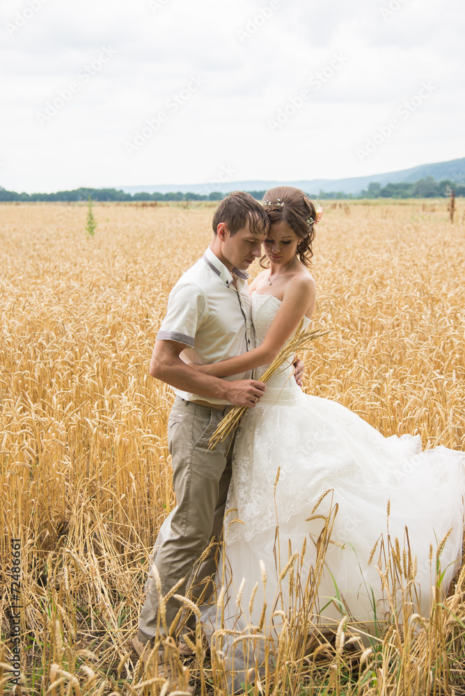 Beautiful married couple in the wedding day Beautiful married couple in the wedding day