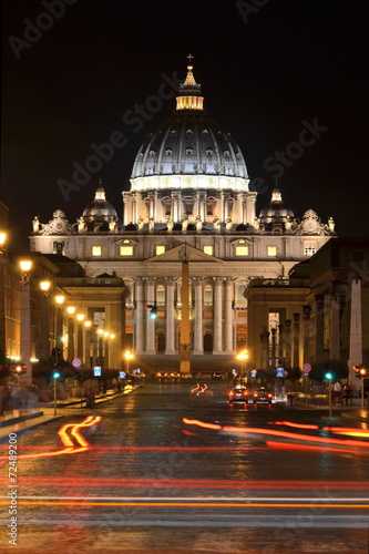 Bazylika św. Piotra nocą w Rzymie #72489200