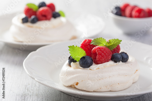 Foto pavlova meringue cake with cream and berry