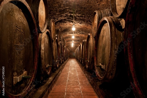 Fototapeta Beczki w węgierskiej piwnicy z winami