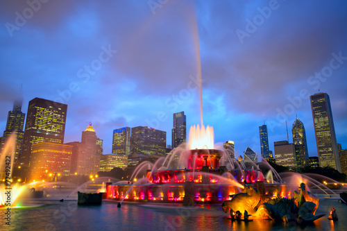 Photo Chicago skyline and Buckingham Fountain at night, USA