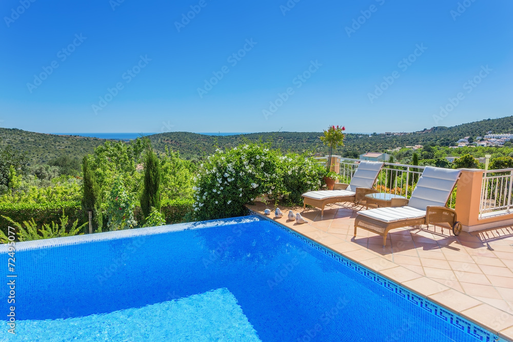 Perfect place to relax with a pool. Sea View.