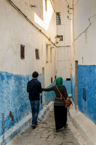 Junges Paar in blauer Gasse in Medina in Rabat © dietwalther