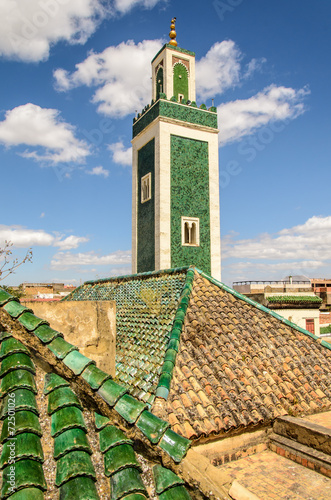 Dächer und grünes Minarett in Meknes