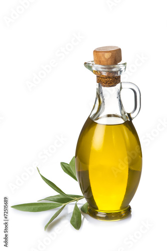 Aceite de oliva virgen y rama de olivo aislado sobre blanco