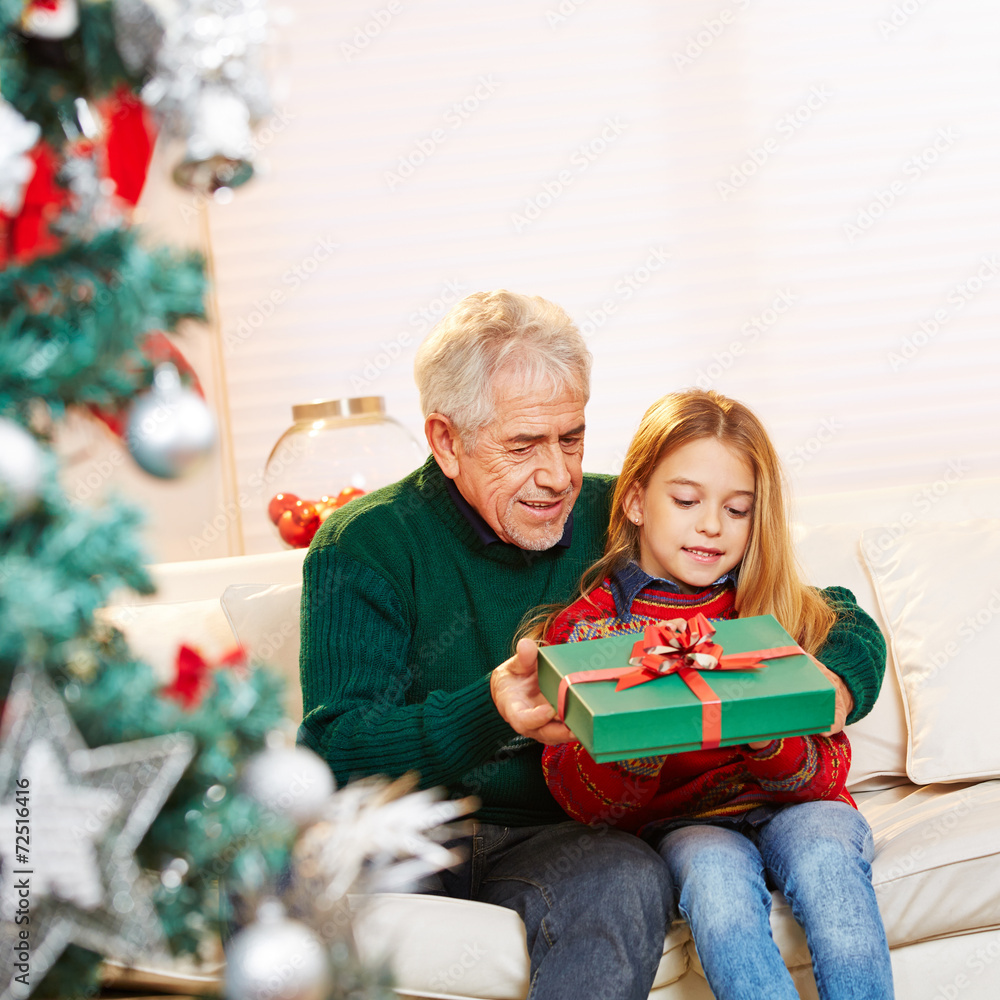 Sprüche Von Großeltern An Enkel Weihnachten Opa gibt Geschenk an Enkel zu Weihnachten Stock Photo | Adobe Stock