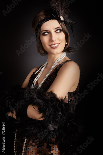 Foto Beautiful retro woman from the roaring 20s ready to party