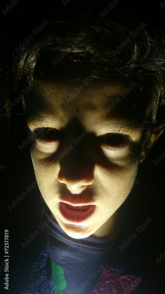 Niño con luz nadir y gesto amenazador Niño con luz nadir y gesto amenazador