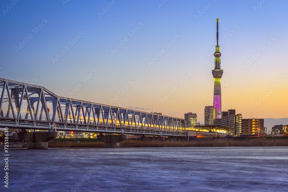 Fototapeta premium Tokyo, Japan river skyline at Tokyo Skytree