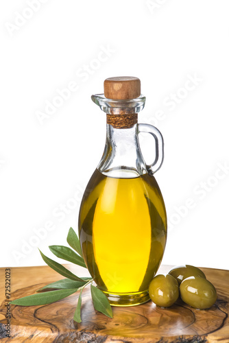 Aceite de oliva y aceitunas verdes aislados sobre fondo blanco