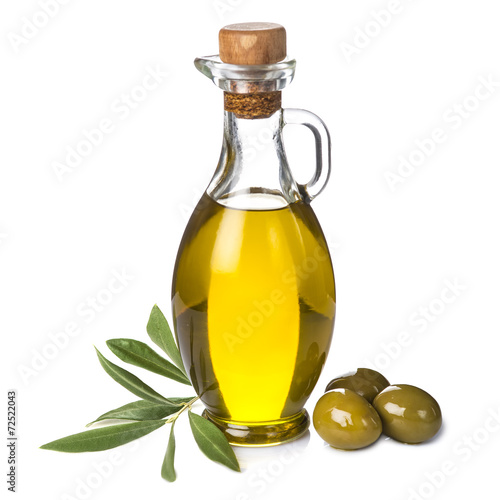 Aceite de oliva y aceitunas verdes aislados sobre fondo blanco