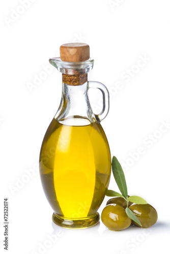 Aceite de oliva virgen y aceitunas verdes con hojas aislado photo
