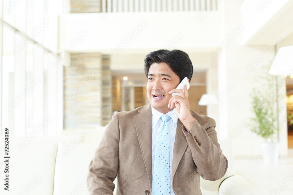 通話中の笑顔のビジネスマン