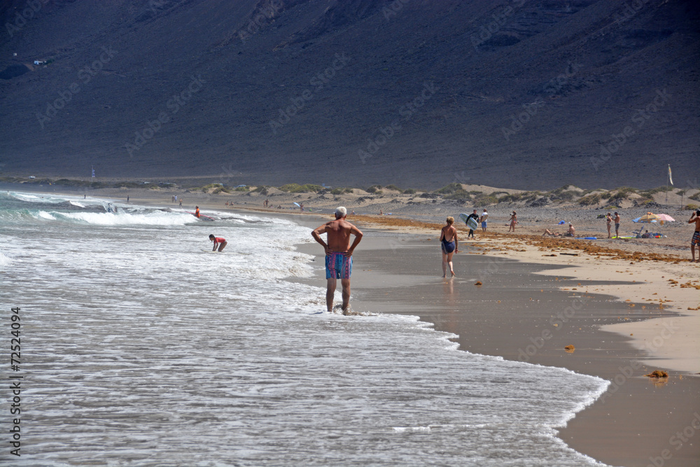 Obraz premium caminando por la playa de famara