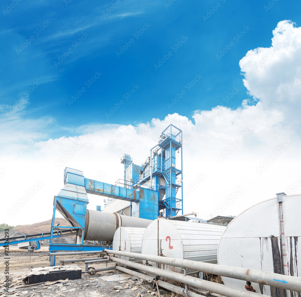 Oil and gas processing plant with pipe line valves Oil and gas processing plant with pipe line valves