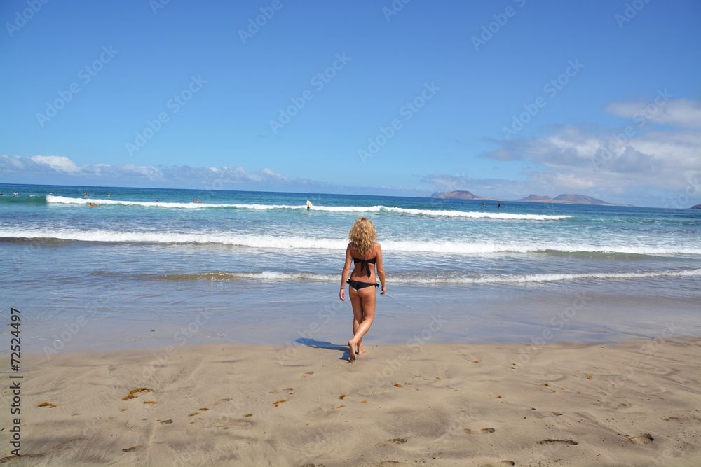 mujer disfrutando de un dia de playa