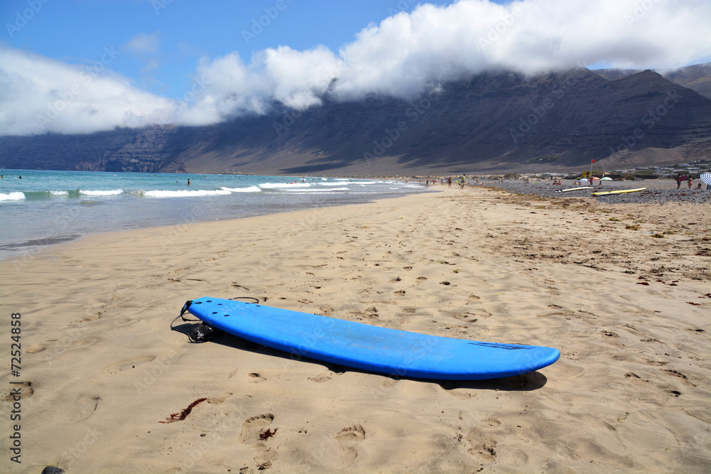 tabla de surf en la playa de famara en la isla de lanzarote tabla de surf en la playa de famara en la isla de lanzarote