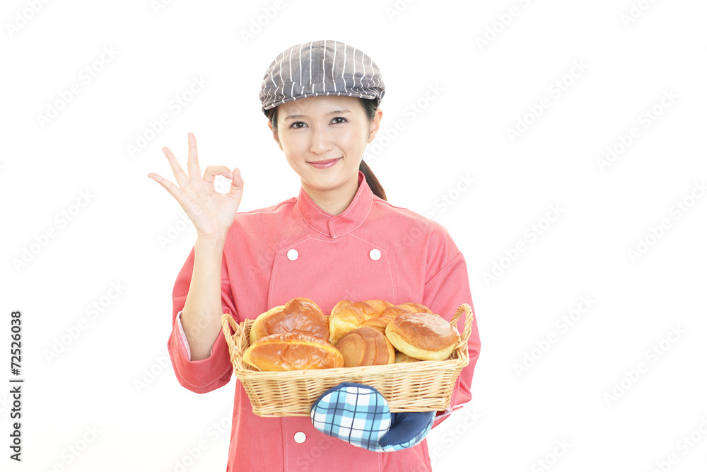 パンを持つ笑顔の女性