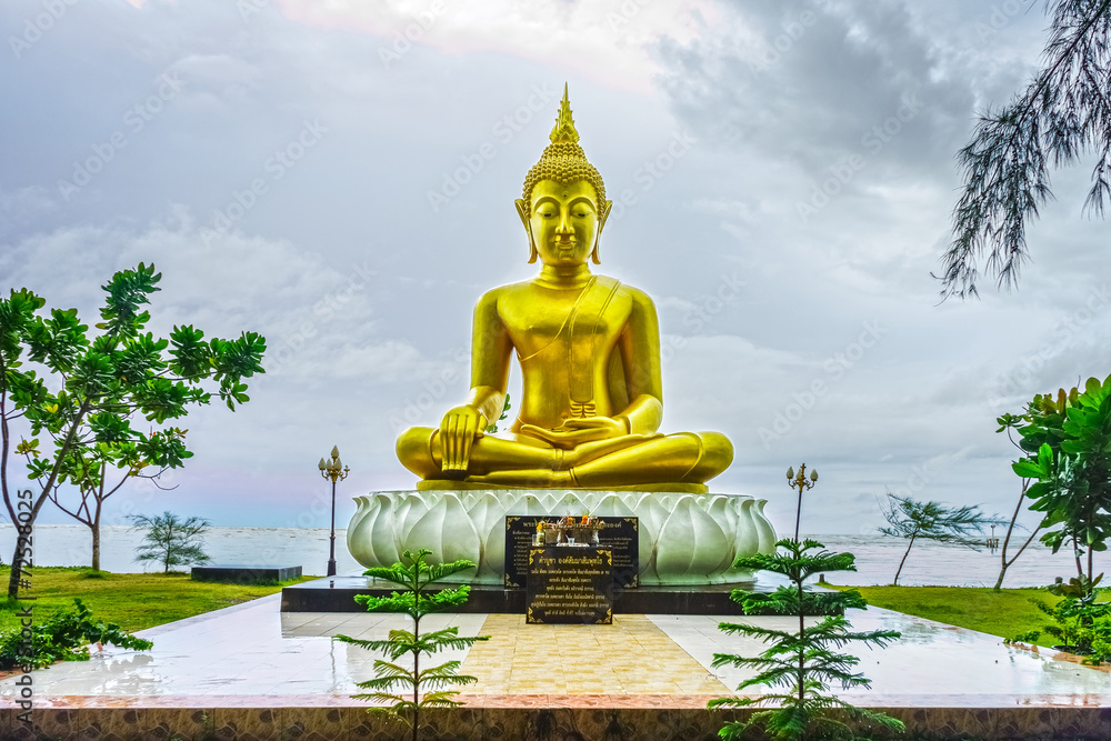 The golden Buddharupa is statues or models of the Buddha in Budd The golden Buddharupa is statues or models of the Buddha in Budd