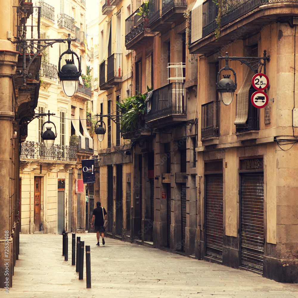 Street in gothic quarter in Barcelona. - obrazy, fototapety, plakaty 