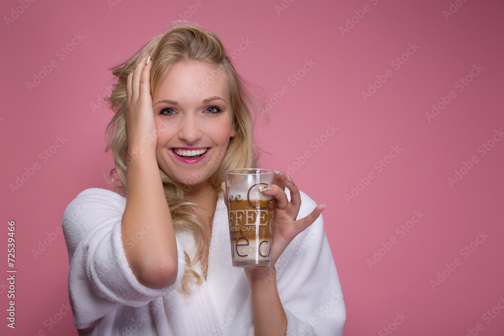 Lachendes Mädchen mit Kaffee Lachendes Mädchen mit Kaffee
